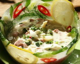 Окрошка в ледяной вазе