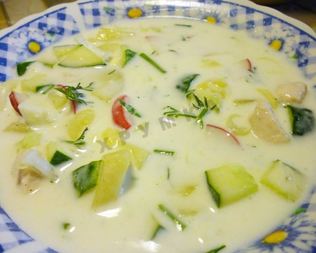 Вкусная окрошка с курицей на кефире