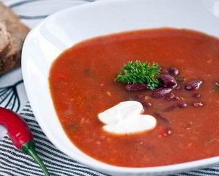Острый густой томатный суп с фасолью