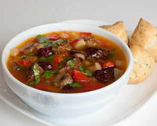 Острый мясной суп с фасолью