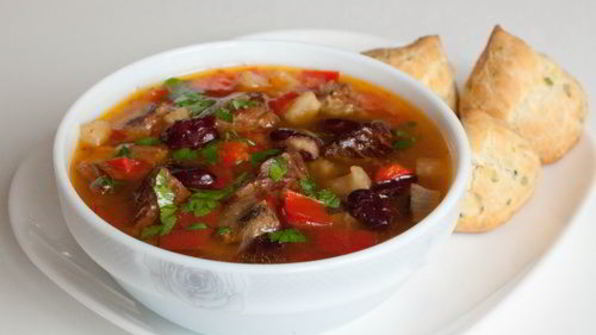 острый мясной суп с фасолью