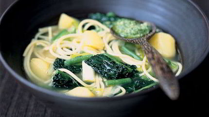 Генуэзский суп минестроне с соусом песто