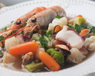 Легкий суп с креветками, овощами и кинзой