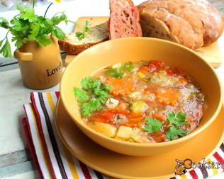 Овощной, летний супчик с томатно-чесночными гренками