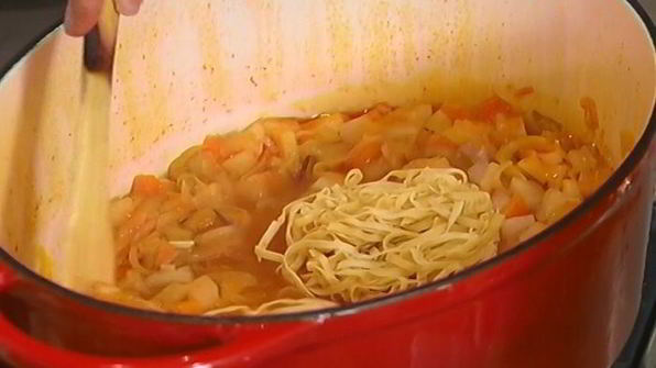 овощной суп с курицей и яичной лапшой