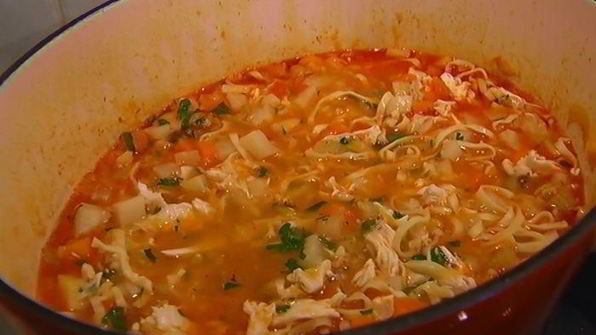 овощной суп с курицей и яичной лапшой