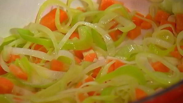 овощной суп с курицей и яичной лапшой