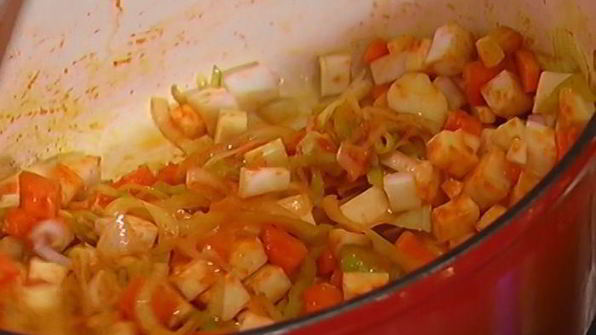 овощной суп с курицей и яичной лапшой