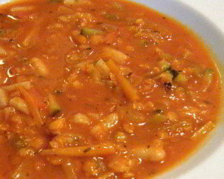 Согревающий овощной суп с томатами, фасолью и чечевицей