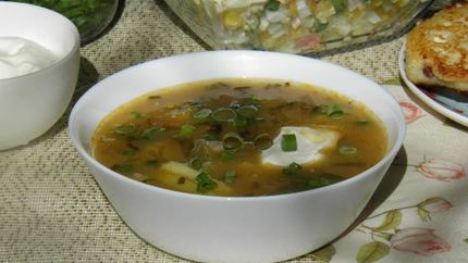 Рассольник с копченой колбасой и перловкой