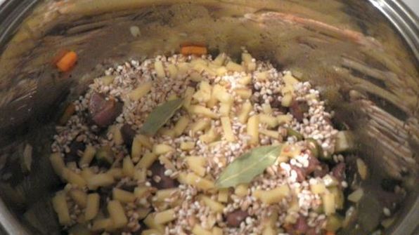 рассольник с перловкой и почками в мультиварке