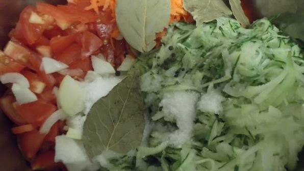 рассольник со свежими огурцами и перловкой