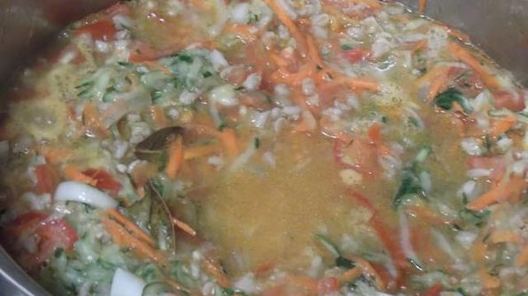 рассольник со свежими огурцами и перловкой