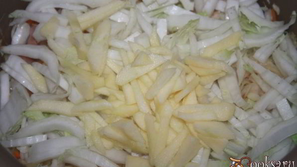 ароматные щи с варено-копченой грудинкой и кислым яблоком