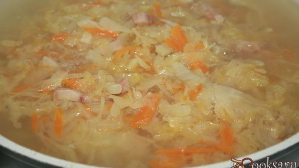 ароматные щи с варено-копченой грудинкой и кислым яблоком