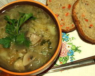 Постные щи из квашеной капусты с шампиньонами