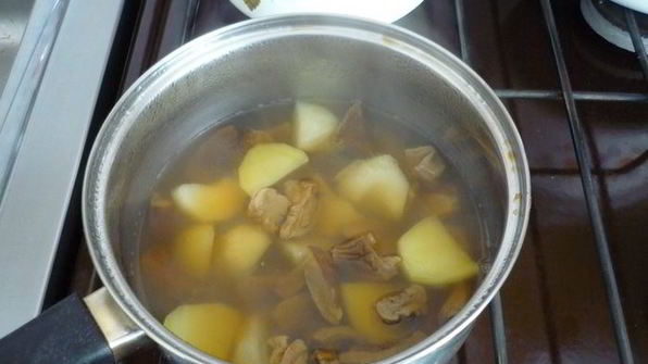 щи из квашеной капусты с белыми грибами и айвой