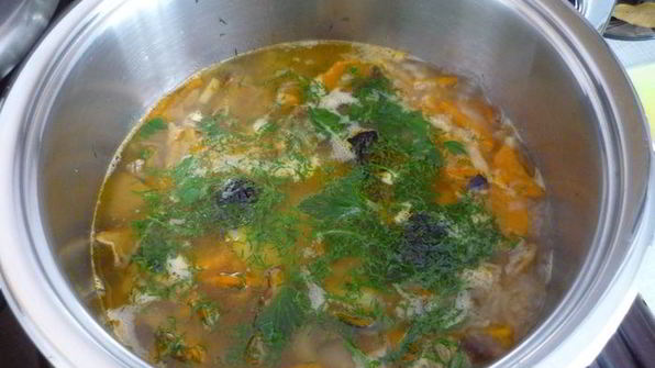 щи из квашеной капусты с белыми грибами и айвой