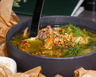 Щи из квашеной капусты с белыми грибами