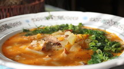 Щи из квашеной капусты с тушенкой