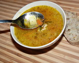 Щи из свежей капусты на курином бульоне