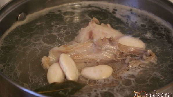 щи со свежей капустой и лимской фасолью на курином бульоне