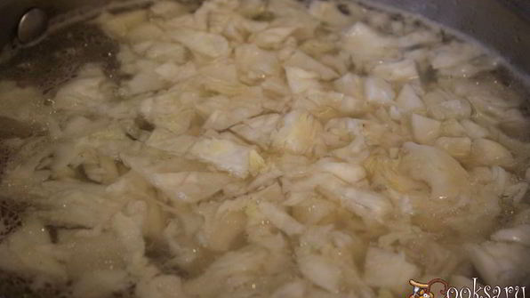 щи со свежей капустой и лимской фасолью на курином бульоне