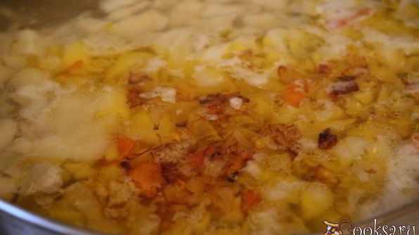 щи со свежей капустой и лимской фасолью на курином бульоне