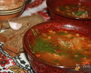 Щи со свежей капустой, индейкой и острыми колбасками