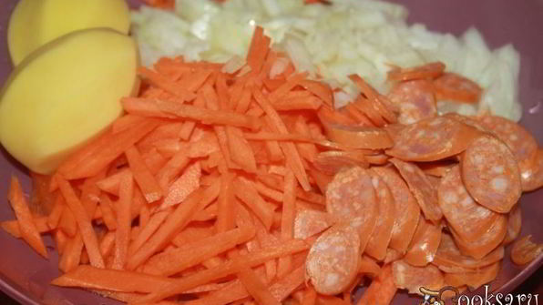 щи со свежей капустой, индейкой и острыми колбасками