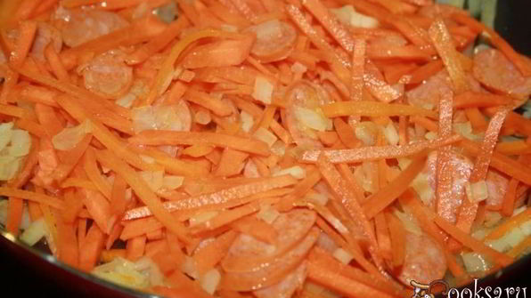 щи со свежей капустой, индейкой и острыми колбасками