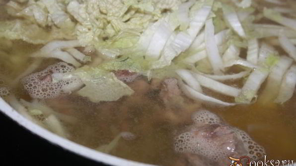 щи со свежей капустой, индейкой и острыми колбасками