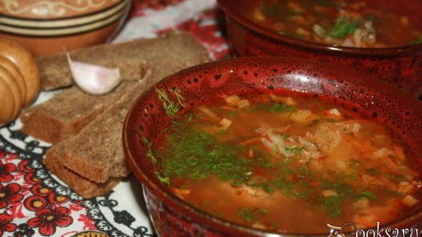 щи со свежей капустой, индейкой и острыми колбасками