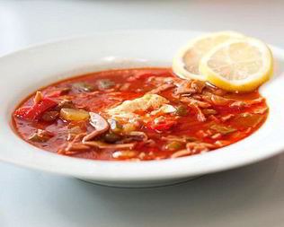 Мясная солянка с копченой курицей