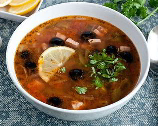 Солянка домашняя с лимоном