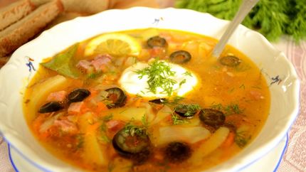 Солянка с говядиной, колбасой, капустой и картошкой