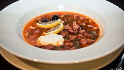 Солянка с маслинами и колбасой