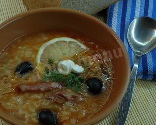 Суп солянка с копченостями и рисом