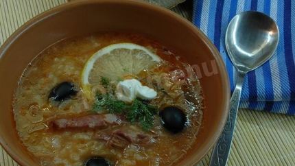 Суп солянка с копченостями и рисом