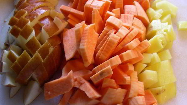 пряный морковный суп-пюре с бататом, грибами и грушей