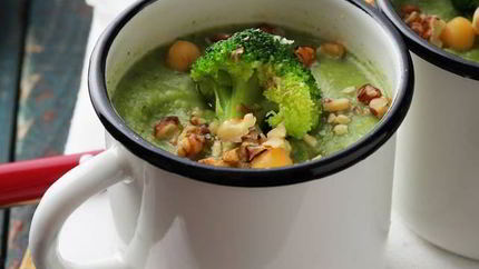 Суп-пюре из брокколи с миндалем