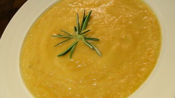 суп-пюре из корнеплодов с имбирем и розмарином