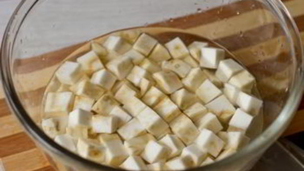 суп-пюре из корневого сельдерея с голубым сыром