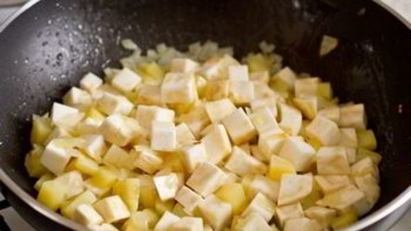 суп-пюре из корневого сельдерея с голубым сыром