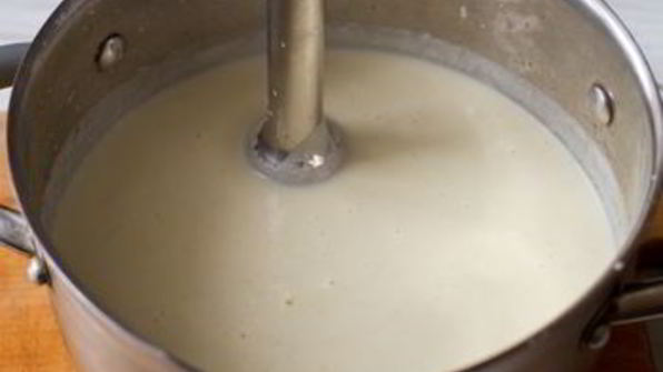 суп-пюре из корневого сельдерея с голубым сыром