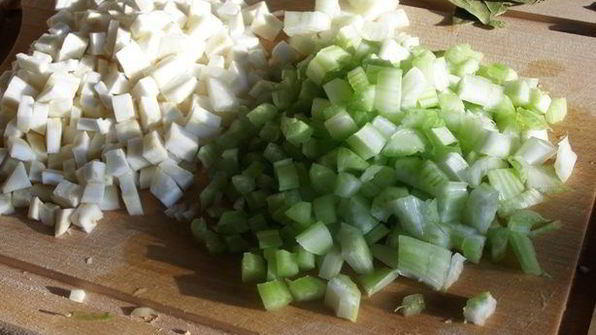 суп-пюре из корня и стеблей сельдерея