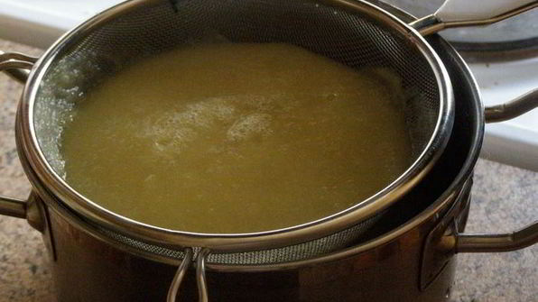 суп-пюре из корня и стеблей сельдерея