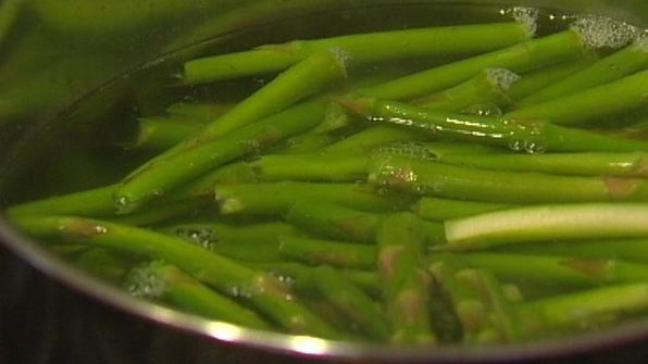 суп-пюре из спаржи с клецками из феты