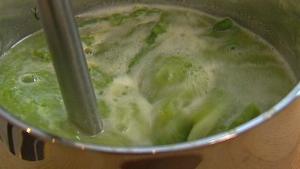 суп-пюре из спаржи с клецками из феты