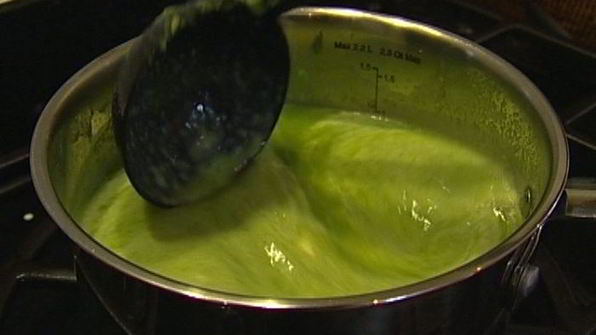 суп-пюре из спаржи с клецками из феты